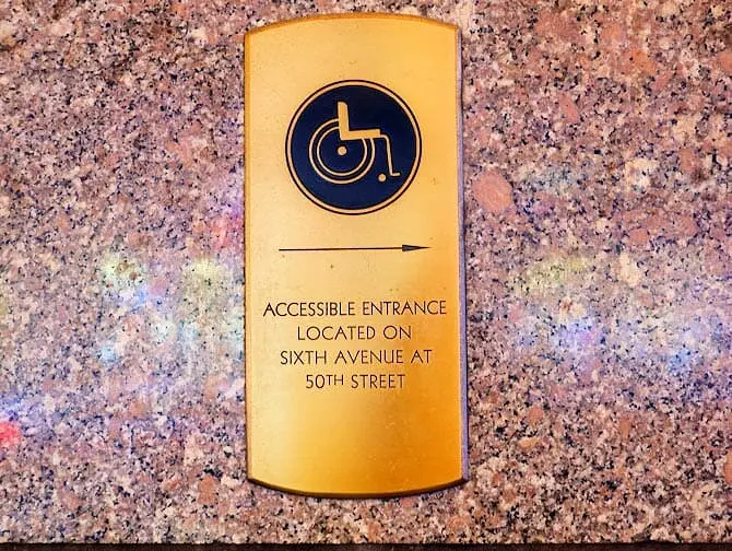 Faciliteter for handicappede i New York - tilgængelig indgang