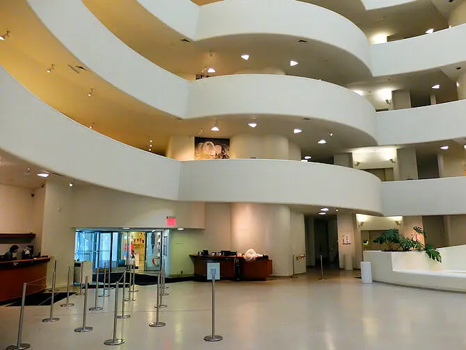 Guggenheim Museum i New York - Udefra