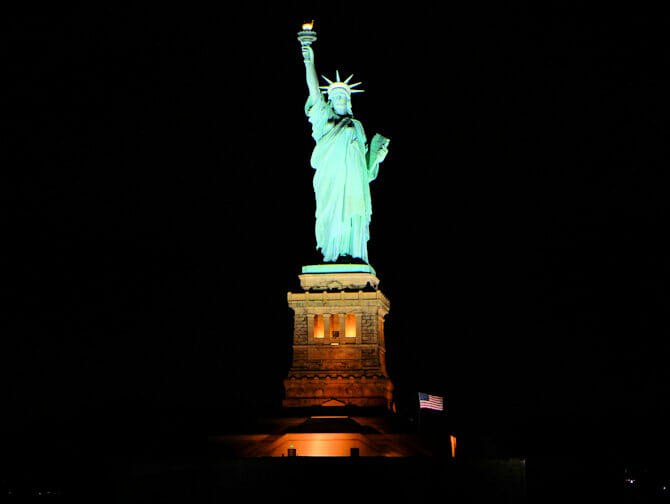 New York Dinner Cruise med Buffet - Frihedsgudinden