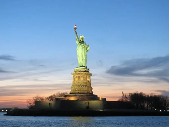 Cruise i skumringen i New York - Frihedsgudinden ved solnedgang
