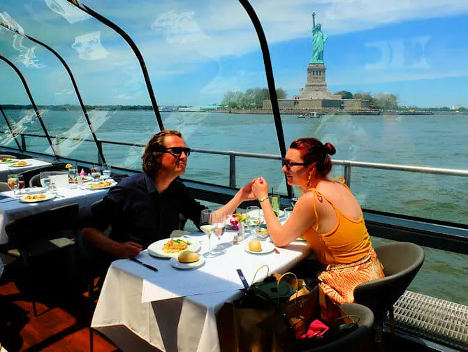 Valentinsdag cruise med middag i New York - Frihedsgudinden
