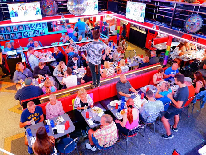 Morgenmad i New York - Ellens Stardust Diner indenfor