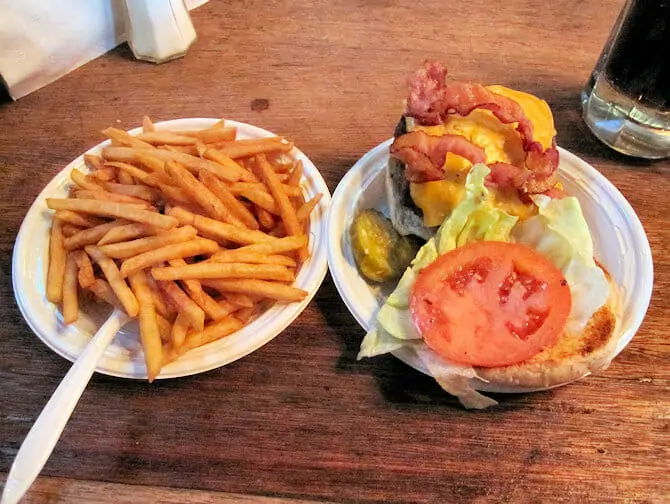 Bedste burger i New York - Corner Bistro burger