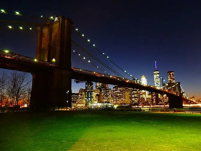 Parker i New York - Brooklyn Bridge om aftenen