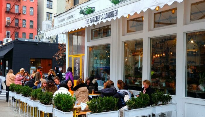 Vegetariske restauranter i New York - The Butcher's Daughter terrasse