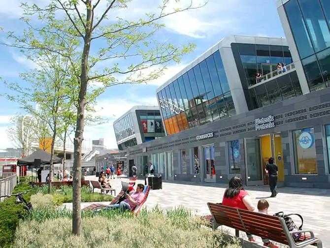 Empire Outlets New York City - Ved vandet