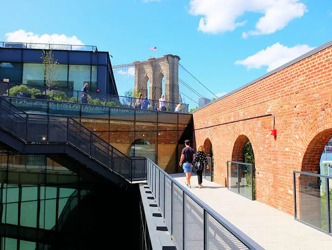 Brooklyn Bridge Park i New York - Empire Stores' tag