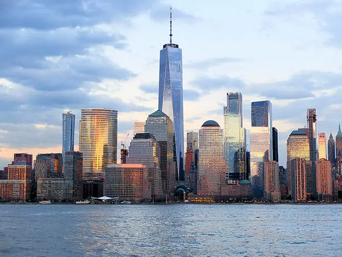 Cruise om aftenen i New York