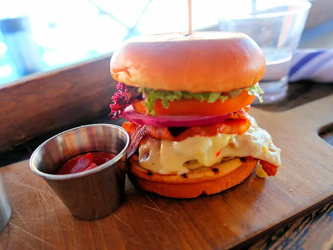 Spise ude med børn i New York - Burger på Fridays