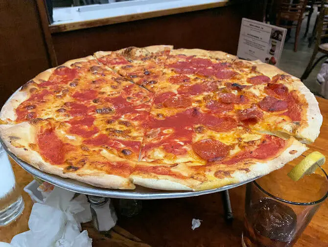 Spise ude med børn i New York - Pizza på John's