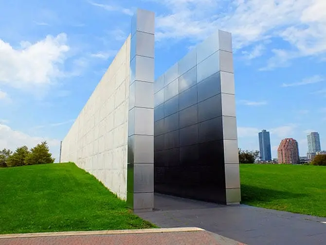 Empty Sky Memorial i New Jersey - Set fra siden