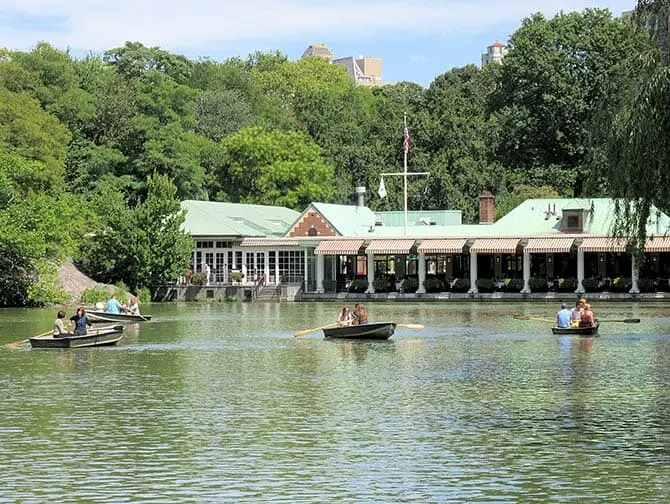 Leje robåd i Central Park - The Loeb Boathouse