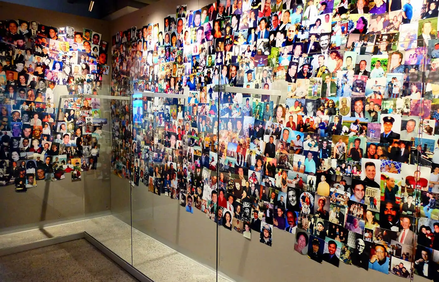9/11 Tribute Museum i New York - Væg med fotos