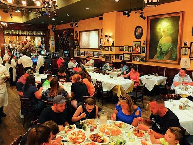 Carmine's familierestaurant i New York - Middag