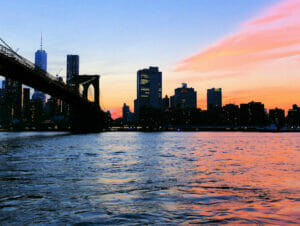 Cruise i skumringen i New York