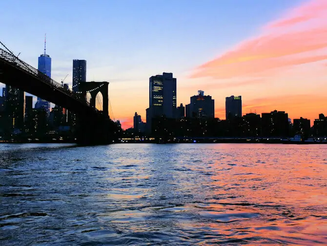 Cruise i skumringen i New York