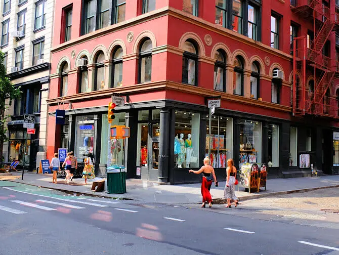 Shopping i SoHo Johnny Was