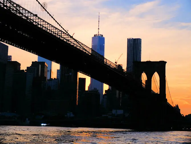 Cruise i skumringen i New York