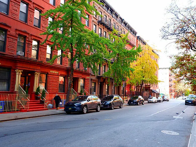 Hell's Kitchen i New York - Hyggelig gade