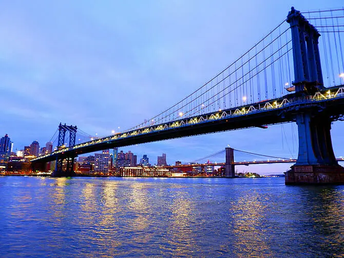 Manhattan Bridge i New York - Udsigt om aftenen