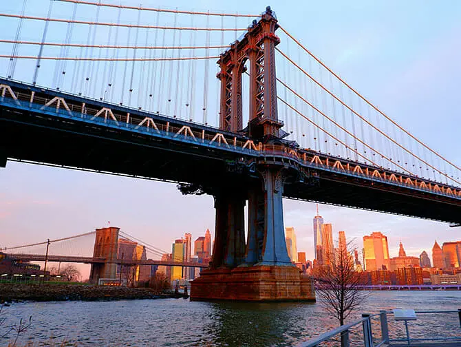 Manhattan Bridge i New York - Solopgang