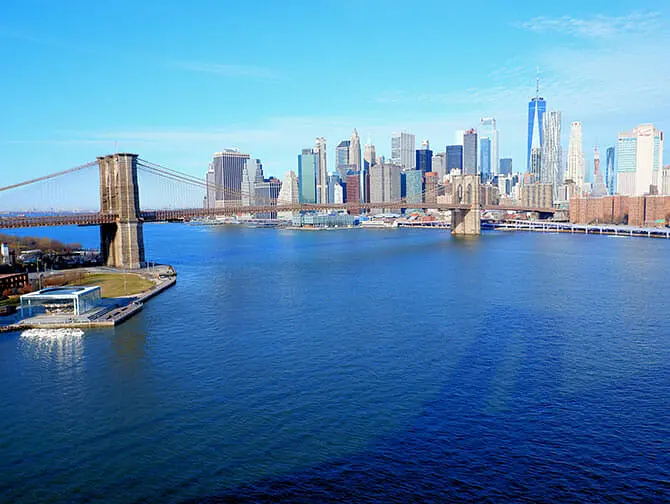 Manhattan Bridge i New York - Udsigt fra broen