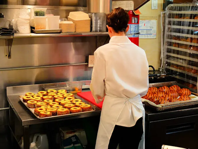 Bedste donuts i New York - Dominique Ansel Bakery indenfor