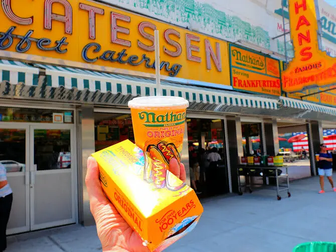 Denos Wonder Wheel Amusement Park i Coney Island - Nathans berømte Hot Dog