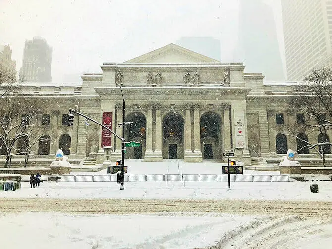 Sne i New York - Bygning