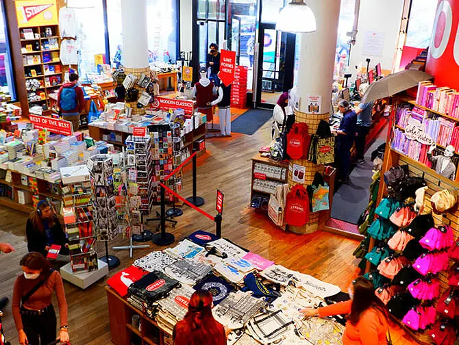 The Strand Bookstore i New York - Indeni