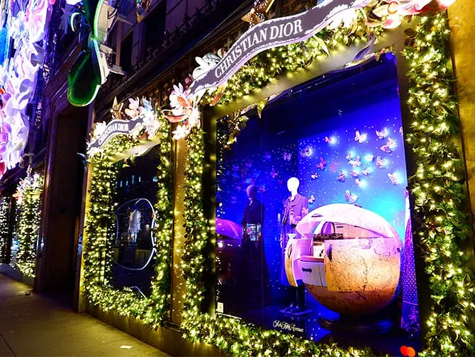 Saks Fifth Avenue Holiday Light Show i New York - vinduer 1