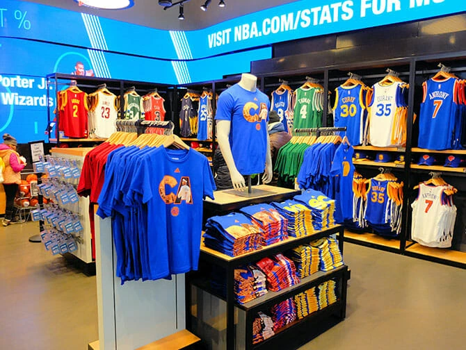 Sportsbutikker i New York - NBA Store indeni