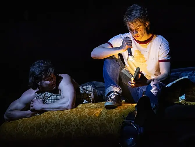The Outsiders Broadway billetter - Venskab