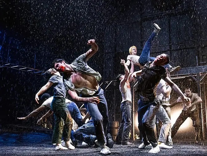 The Outsiders Broadway billetter - Slås