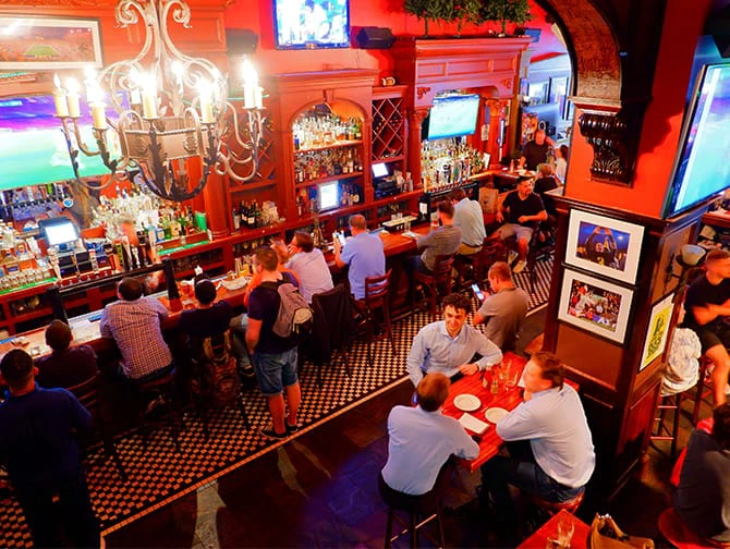 Bedste sportsbarer i New York - The Football Factory at Legends indenfor