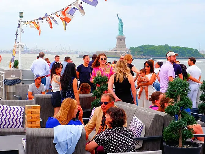 New York Dinner Cruise med Buffet - udenfor