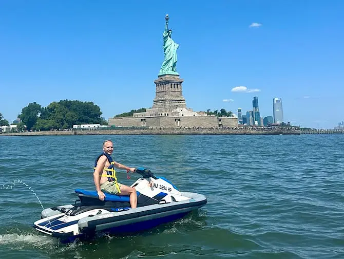 Jetski i New York (eric med frihedsgudinden)