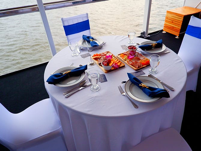 Manhattan Dinner Cruise i New York - flerretters middag