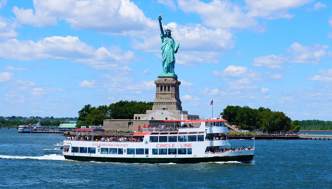 New York på 4 dage: rejseplan - Tag en sightseeing cruise for at se Frihedsgudinden tæt på